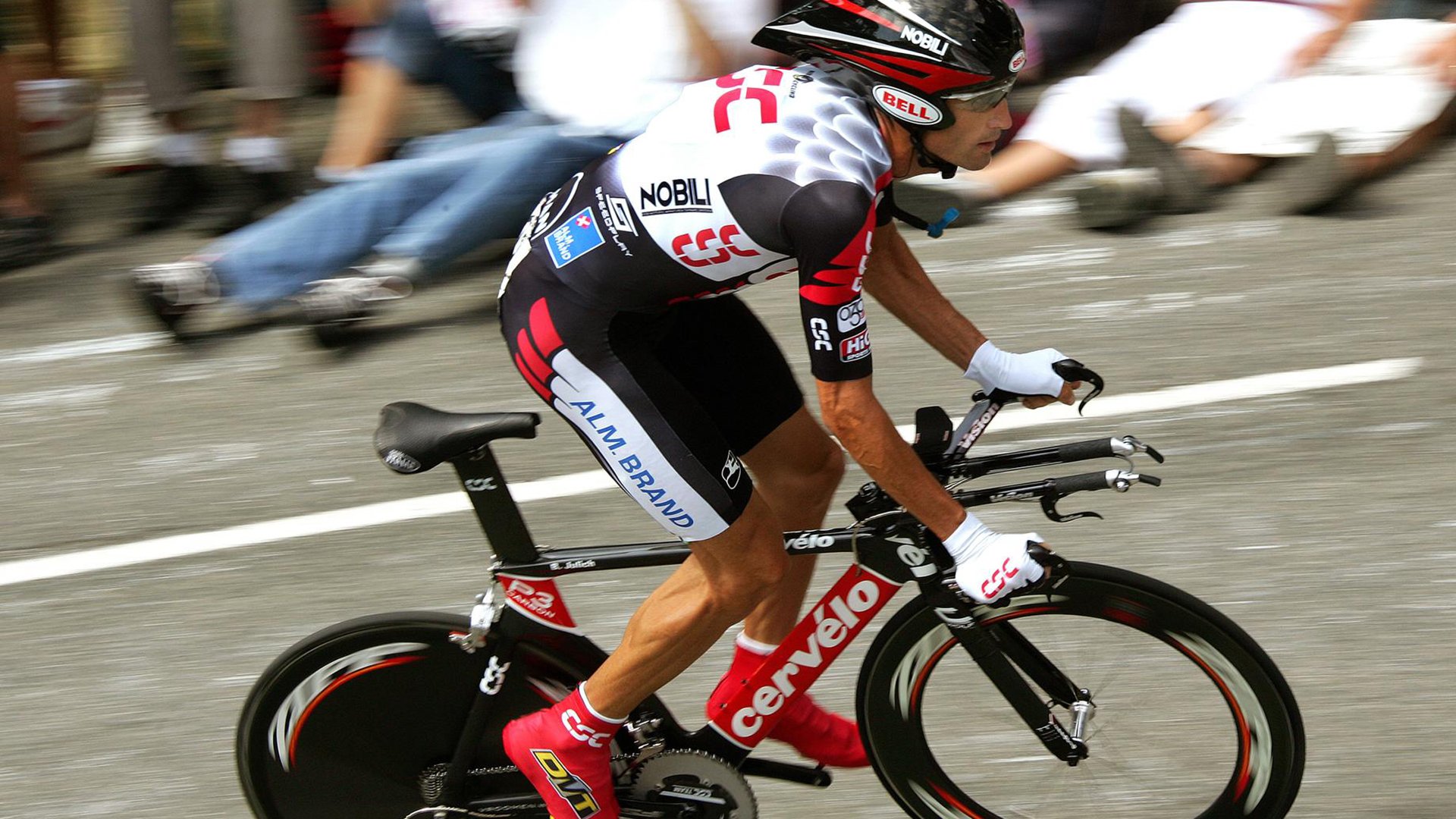 奥尔韦拉决赛冲线瞬间引爆全场,奥尔伟业